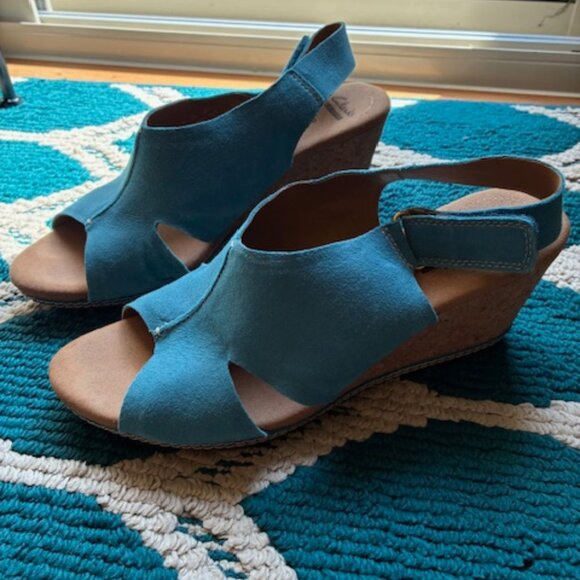 Clarks Women's Slingback Wedge Peep Toe Sandal 3" heel Teal Suede Size 11M - Picture 1 of 8